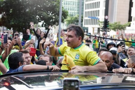 flavio-bolsonaro-deixa-o-ato-na-avenida-paulista