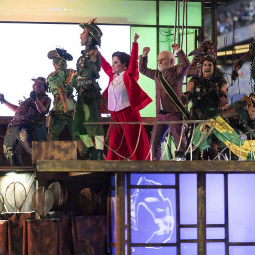 Alegoria da Acadêmicos de Niterói lembra também da ex-presidente Dilma Rousseff – Eduardo Anizelli/Folhapress