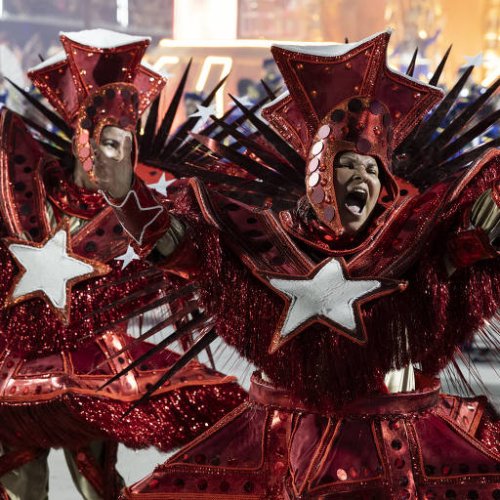 Ala da Acadêmicos de Niterói remete à criação do PT (Partido dos Trabalhadores) com fantasia na forma de estrela vermelha – Eduardo Anizelli/Folhapress