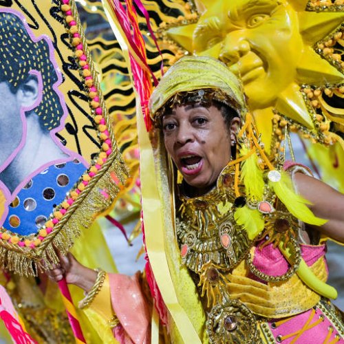 Ala "Pro Dia Nascer Feliz" homenageia o cantor Cazuza, um grande amor na vida de Ney Matogrosso – Tita Barros/Reuters