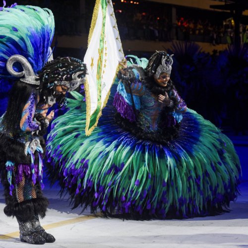 Casal de mestre-sala e porta-bandeira da Imperatriz Leopoldinense na primeira noite de desfiles do Carnaval carioca – Tita Barros/Reuters