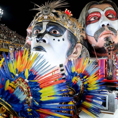 Carro alegórico relembra Secos & Molhados – Tita Barros/Reuters