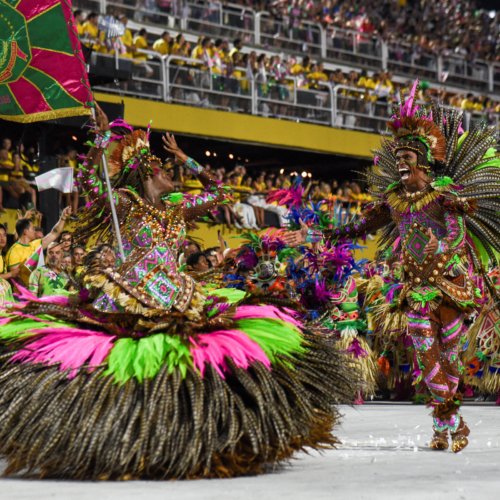 Casal de mestre-sala e porta-bandeira da Estação Primeira de Mangueira durante desfile na Sapucaí – Tita Barros/Reuters