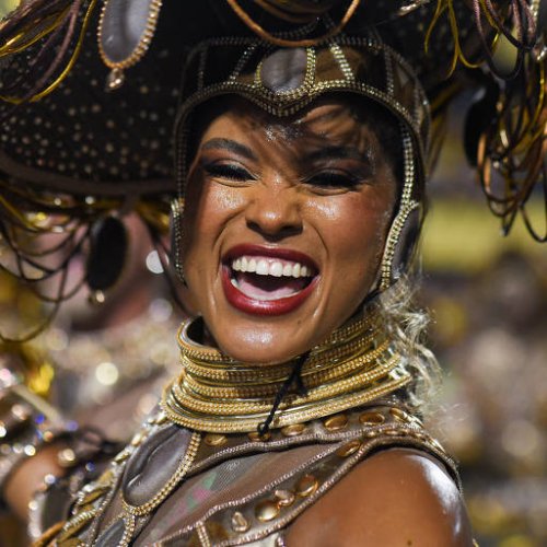 Mangueira encerra a primeira noite de desfiles na Marquês de Sapucaí – Tita Barros/Reuters