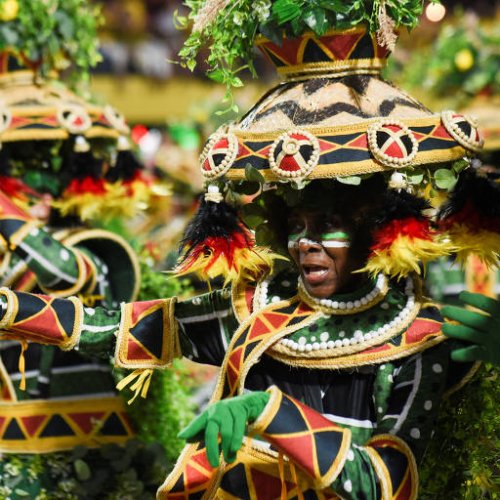 Mangueira encerra a primeira noite de desfiles na Marquês de Sapucaí – Tita Barros/Reuters