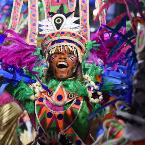 Mangueira encerra a primeira noite de desfiles na Marquês de Sapucaí – Tita Barros/Reuters